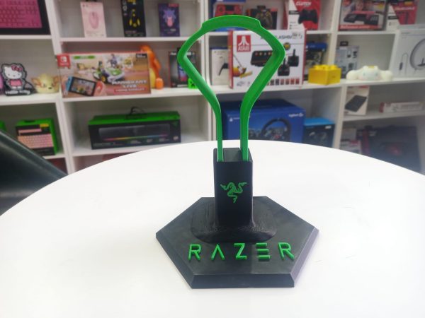 Base para audífonos con diseño de razer.