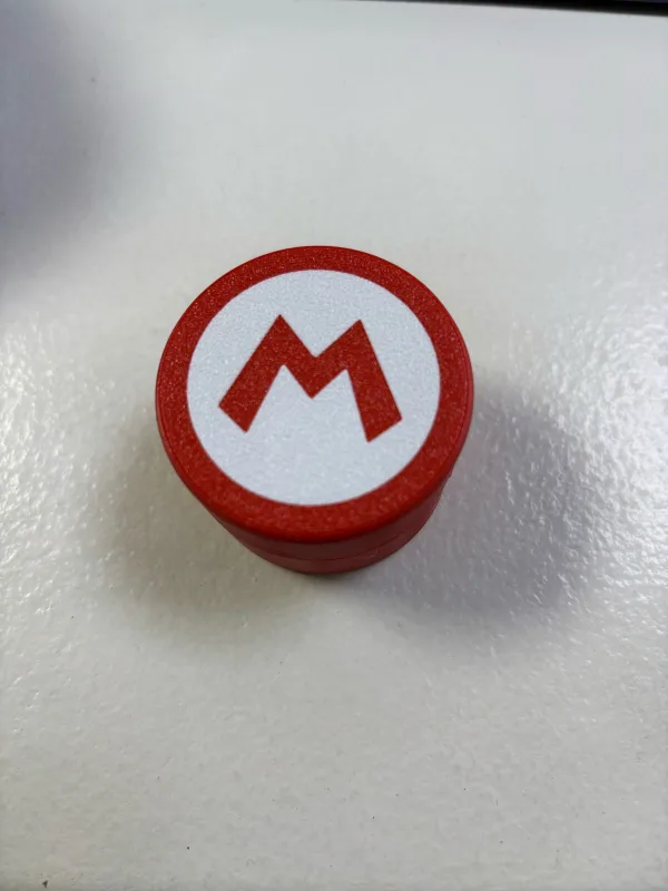 Caja redonda para guardar juegos de Nintendo Switch con diseño de Super Mario.