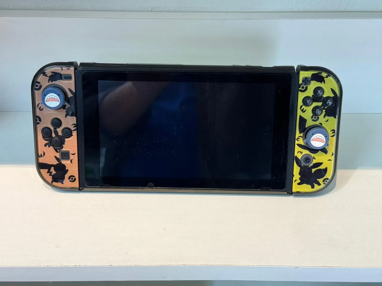 Consola Nintendo Switch V1 HAC-001 Segunda Mano, Con Carcasa de Pikachu, Incluye Super Smash Bros Switch, Con Bolso Rigido de Regalo